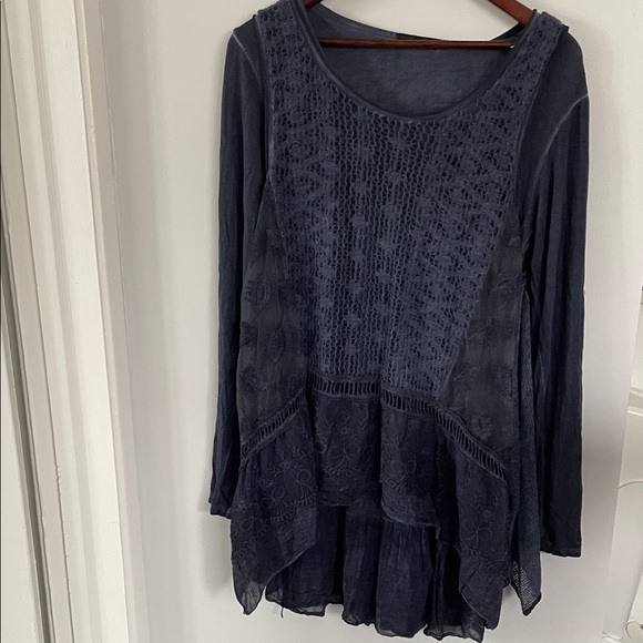 Elegant Navy Lace Sleeveless Top - Picture 6 of 8